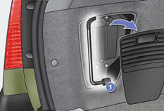Der Radschlüssel 1 befi ndet sich links in der Seitenverkleidung des Kofferraums.