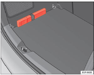 Abb. 104 Aufnahme für das Warndreieck im Kofferraum