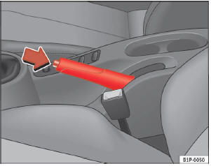 Abb. 129 Handbremse zwischen den Vordersitzen