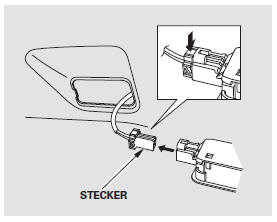 2. Den Stecker von der Leuchtenbaugruppe