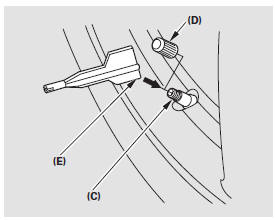 3. Ventilkappe (D) vom Reifenventil (C)
