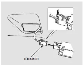 2. Den Stecker von der Leuchtenbaugruppe