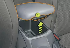 Das Staufach in der Armlehne fasst bis zu 6 CDs.