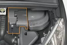 Die Batterie befi ndet sich im Motorraum.